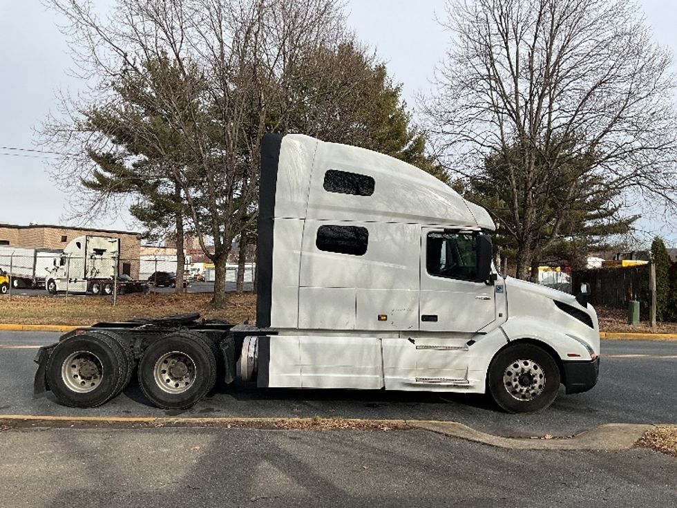 Sleeper Tractor-Heavy Duty Tractors-Volvo-2022-VNL64760-Reading-PA-566,414\n\t\tmiles-$ 63,500 - Image 8