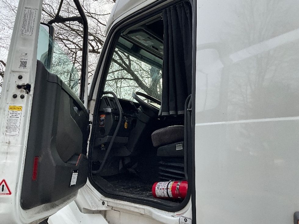 Sleeper Tractor-Heavy Duty Tractors-Volvo-2022-VNL64760-Reading-PA-566,414\n\t\tmiles-$ 63,500 - Image 9