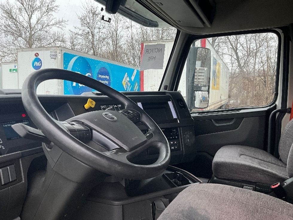 Sleeper Tractor-Heavy Duty Tractors-Volvo-2022-VNL64760-Reading-PA-600,620\n\t\tmiles-$ 60,250 - Image 10