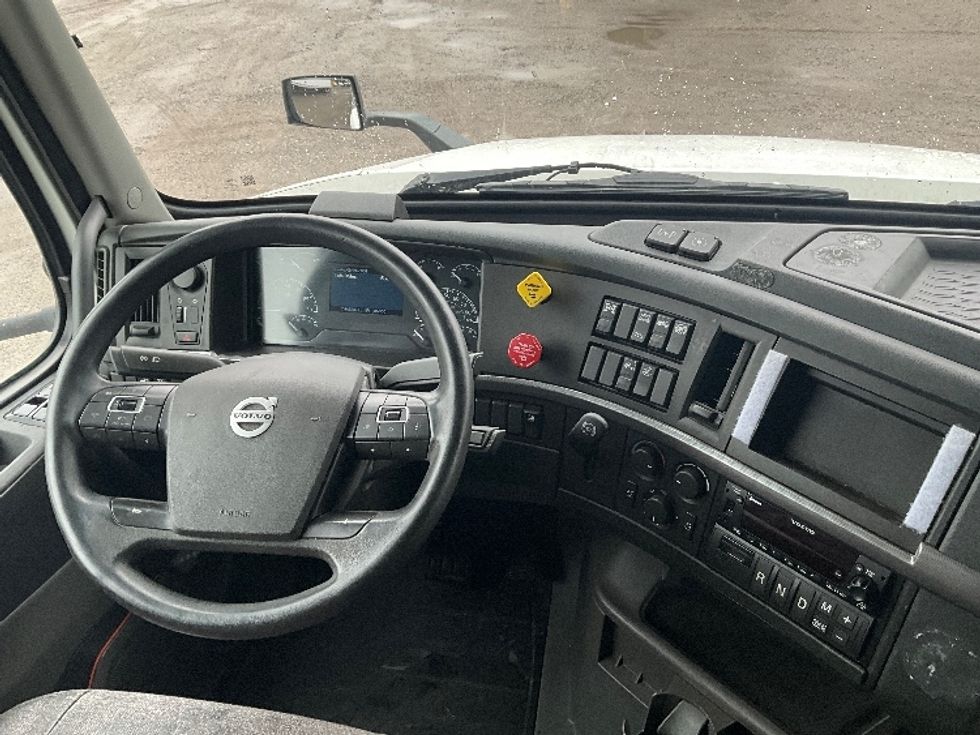 Sleeper Tractor-Heavy Duty Tractors-Volvo-2022-VNL64760-Reading-PA-600,620\n\t\tmiles-$ 60,250 - Image 11