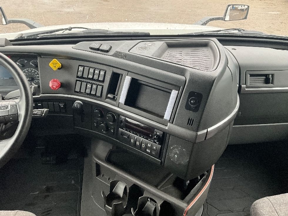Sleeper Tractor-Heavy Duty Tractors-Volvo-2022-VNL64760-Reading-PA-600,620\n\t\tmiles-$ 60,250 - Image 12