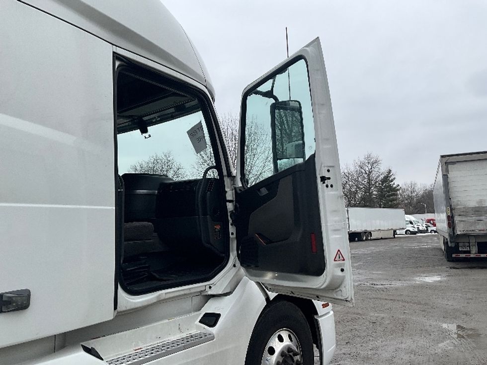 Sleeper Tractor-Heavy Duty Tractors-Volvo-2022-VNL64760-Reading-PA-600,620\n\t\tmiles-$ 60,250 - Image 13