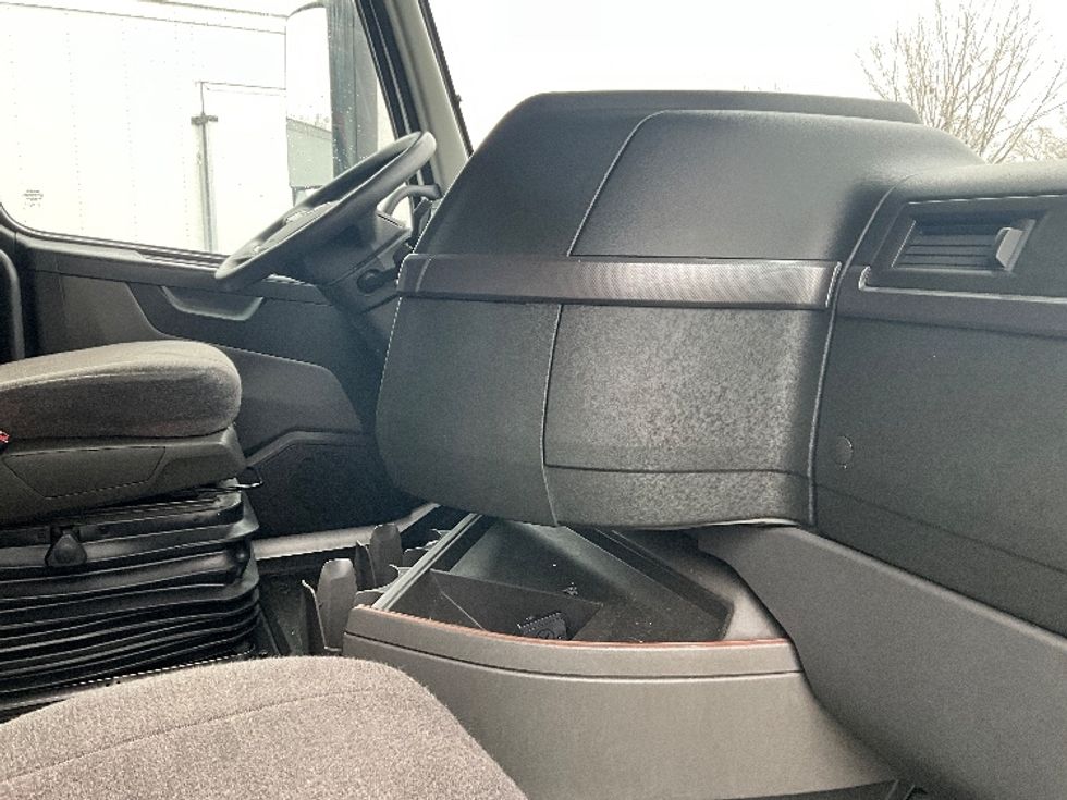 Sleeper Tractor-Heavy Duty Tractors-Volvo-2022-VNL64760-Reading-PA-600,620\n\t\tmiles-$ 60,250 - Image 15