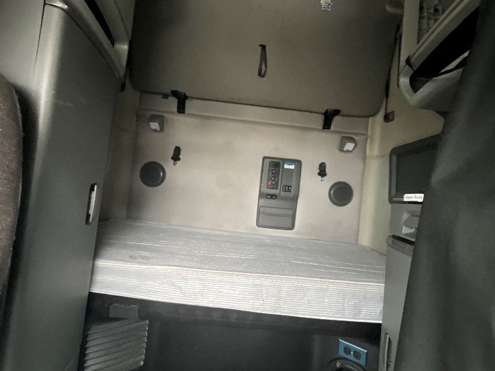 Sleeper Tractor-Heavy Duty Tractors-Volvo-2022-VNL64760-Reading-PA-600,620\n\t\tmiles-$ 60,250 - Image 16