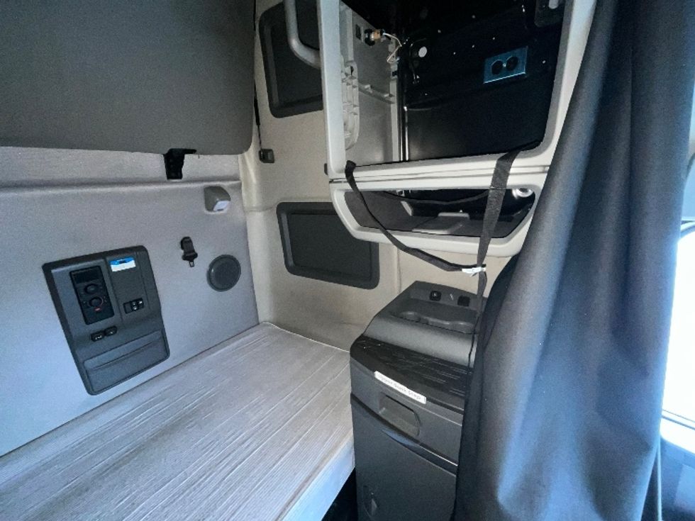 Sleeper Tractor-Heavy Duty Tractors-Volvo-2022-VNL64760-Reading-PA-600,620\n\t\tmiles-$ 60,250 - Image 18