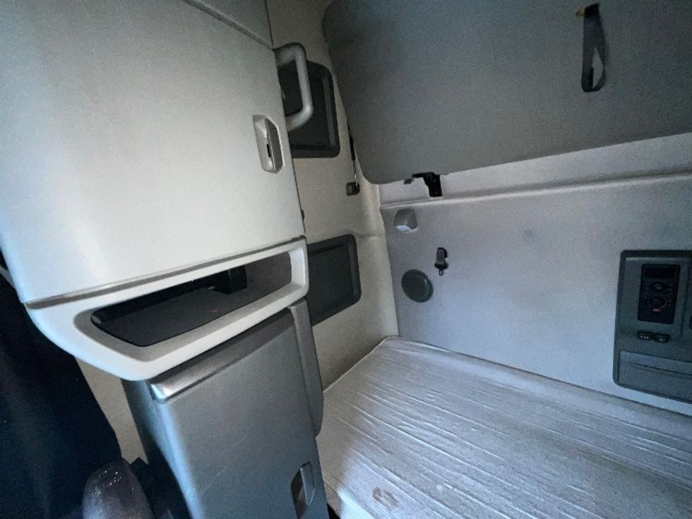 Sleeper Tractor-Heavy Duty Tractors-Volvo-2022-VNL64760-Reading-PA-600,620\n\t\tmiles-$ 60,250 - Image 19