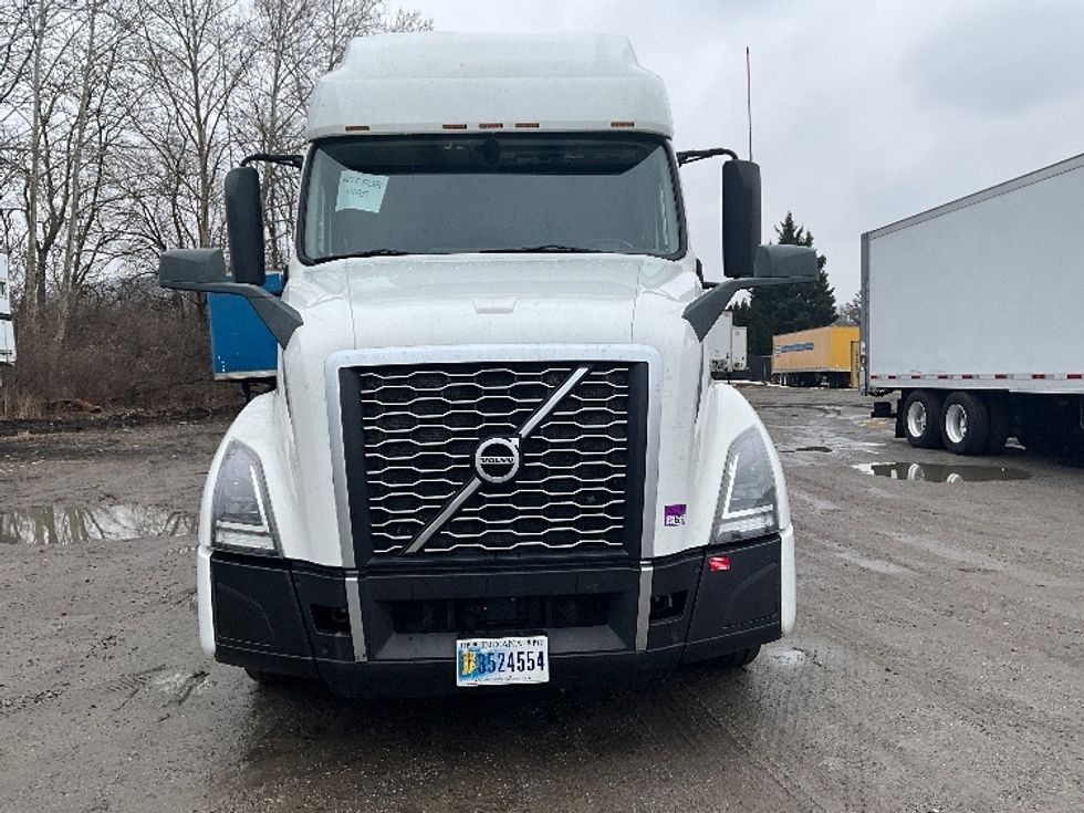 Sleeper Tractor-Heavy Duty Tractors-Volvo-2022-VNL64760-Reading-PA-600,620\n\t\tmiles-$ 60,250 - Image 2