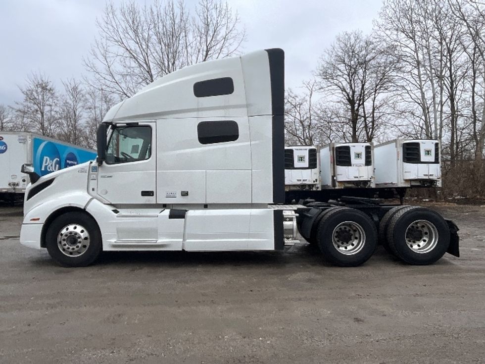 Sleeper Tractor-Heavy Duty Tractors-Volvo-2022-VNL64760-Reading-PA-600,620\n\t\tmiles-$ 60,250 - Image 4