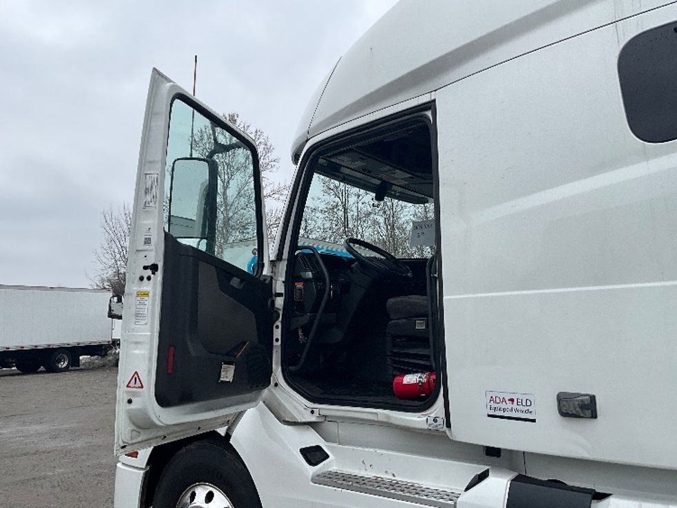 Sleeper Tractor-Heavy Duty Tractors-Volvo-2022-VNL64760-Reading-PA-600,620\n\t\tmiles-$ 60,250 - Image 9