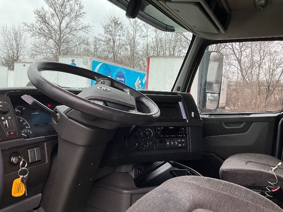 Sleeper Tractor-Heavy Duty Tractors-Volvo-2022-VNL64760-Reading-PA-609,096\n\t\tmiles-$ 59,500 - Image 10