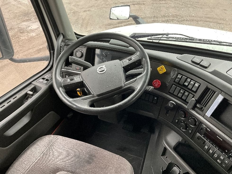 Sleeper Tractor-Heavy Duty Tractors-Volvo-2022-VNL64760-Reading-PA-609,096\n\t\tmiles-$ 59,500 - Image 11
