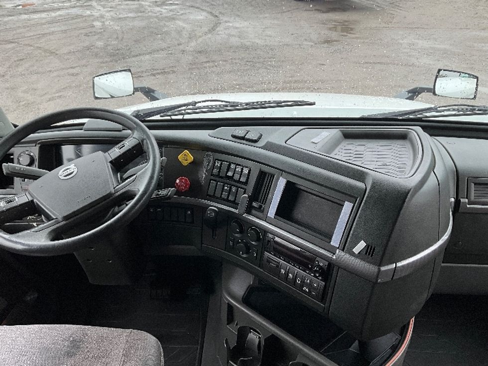 Sleeper Tractor-Heavy Duty Tractors-Volvo-2022-VNL64760-Reading-PA-609,096\n\t\tmiles-$ 59,500 - Image 12