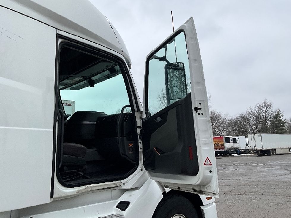 Sleeper Tractor-Heavy Duty Tractors-Volvo-2022-VNL64760-Reading-PA-609,096\n\t\tmiles-$ 59,500 - Image 13