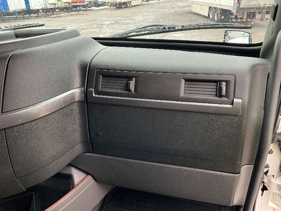 Sleeper Tractor-Heavy Duty Tractors-Volvo-2022-VNL64760-Reading-PA-609,096\n\t\tmiles-$ 59,500 - Image 14