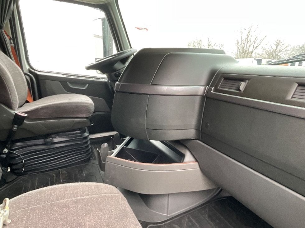 Sleeper Tractor-Heavy Duty Tractors-Volvo-2022-VNL64760-Reading-PA-609,096\n\t\tmiles-$ 59,500 - Image 15