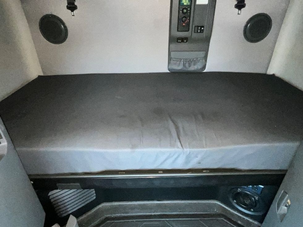 Sleeper Tractor-Heavy Duty Tractors-Volvo-2022-VNL64760-Reading-PA-609,096\n\t\tmiles-$ 59,500 - Image 16