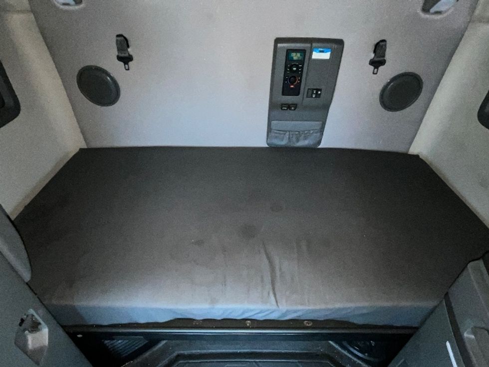 Sleeper Tractor-Heavy Duty Tractors-Volvo-2022-VNL64760-Reading-PA-609,096\n\t\tmiles-$ 59,500 - Image 17