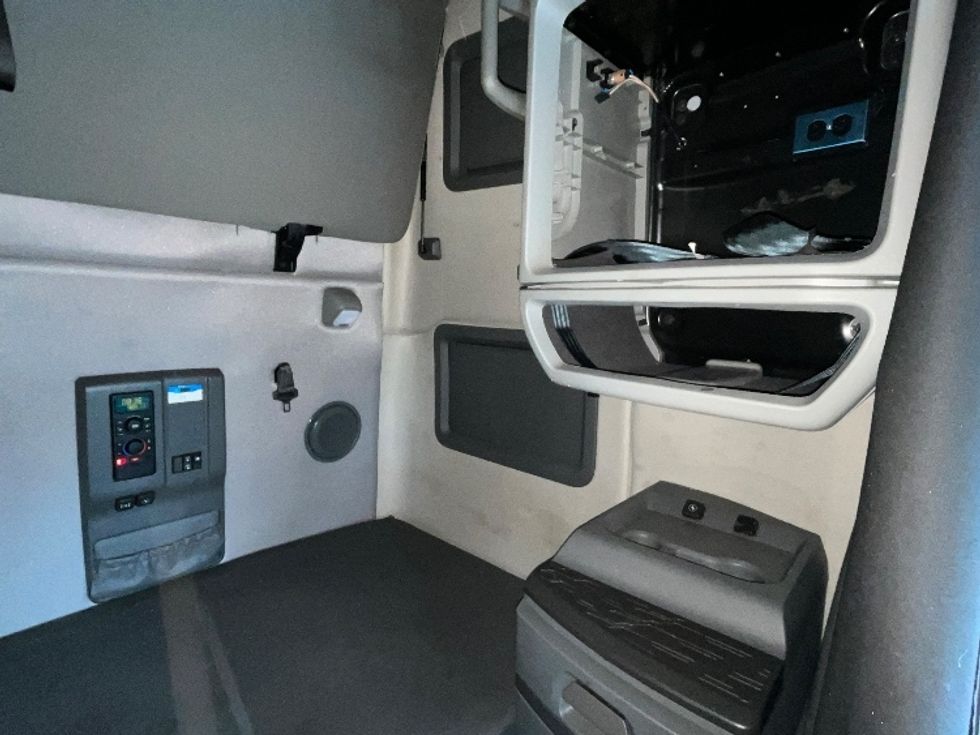 Sleeper Tractor-Heavy Duty Tractors-Volvo-2022-VNL64760-Reading-PA-609,096\n\t\tmiles-$ 59,500 - Image 18