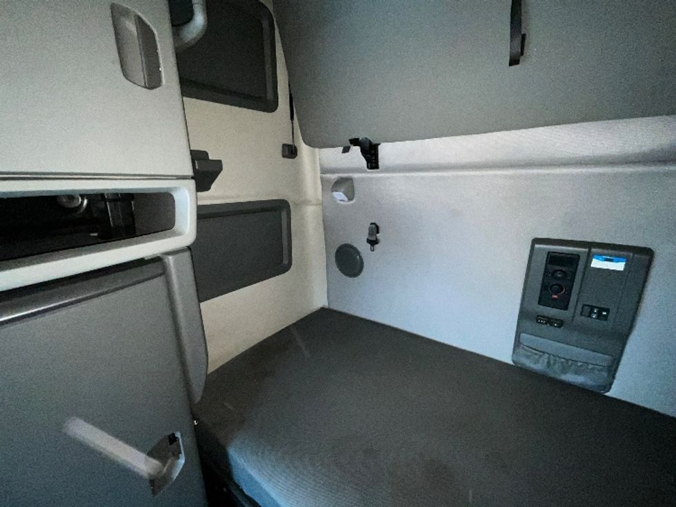 Sleeper Tractor-Heavy Duty Tractors-Volvo-2022-VNL64760-Reading-PA-609,096\n\t\tmiles-$ 59,500 - Image 19