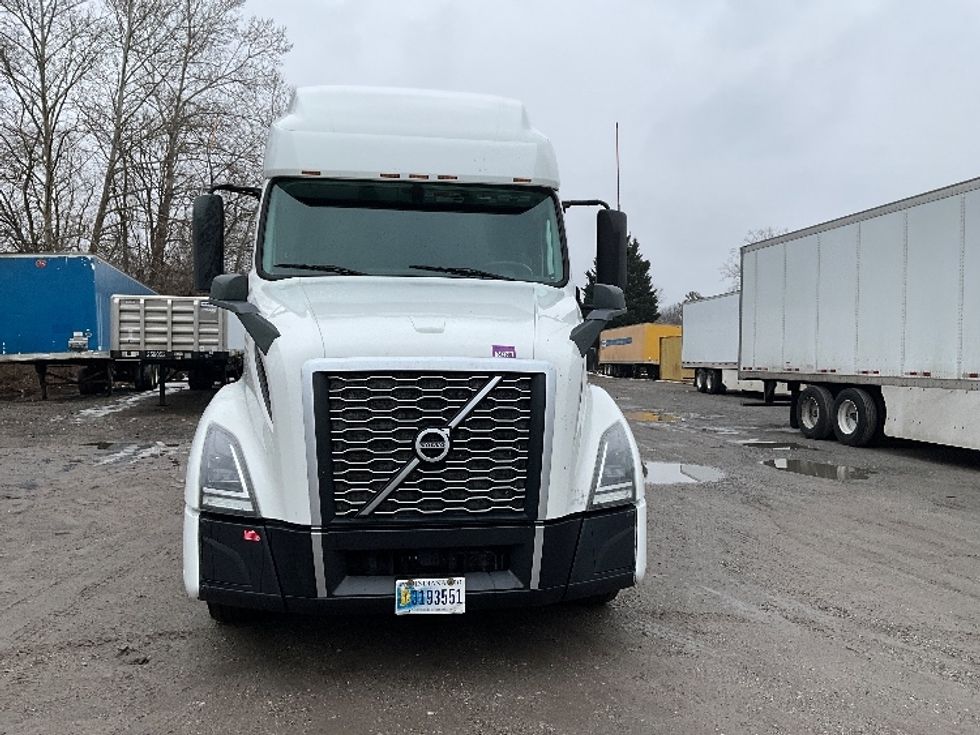 Sleeper Tractor-Heavy Duty Tractors-Volvo-2022-VNL64760-Reading-PA-609,096\n\t\tmiles-$ 59,500 - Image 2