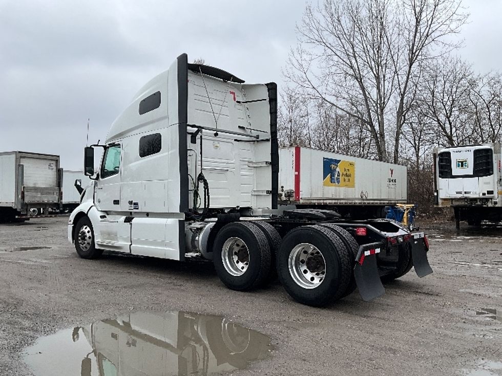 Sleeper Tractor-Heavy Duty Tractors-Volvo-2022-VNL64760-Reading-PA-609,096\n\t\tmiles-$ 59,500 - Image 5