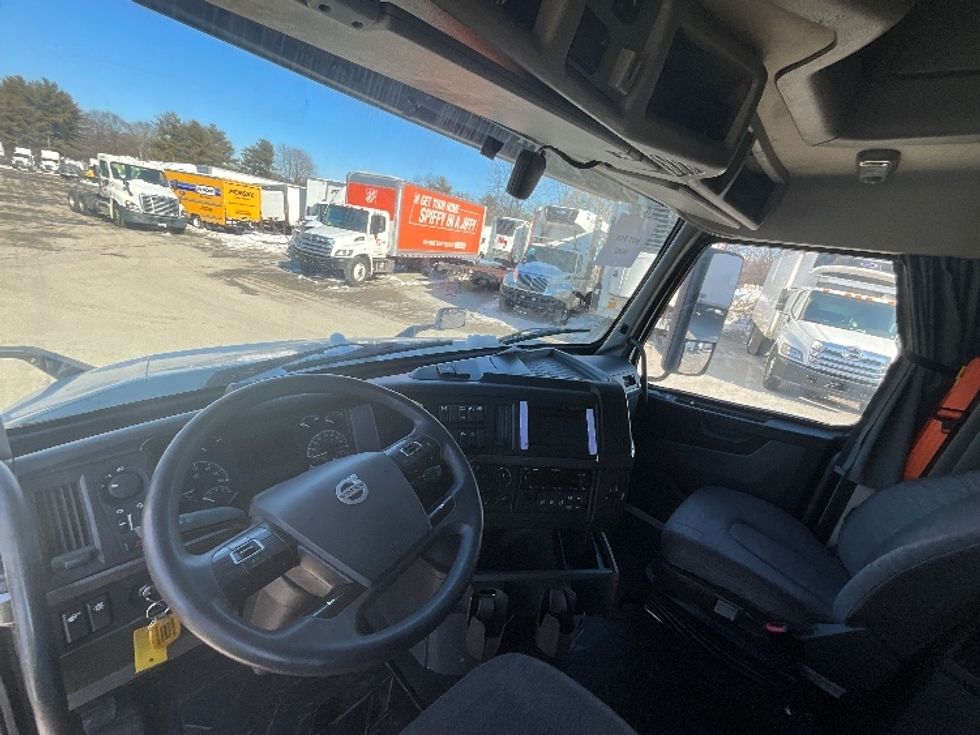 Sleeper Tractor-Heavy Duty Tractors-Volvo-2022-VNL64760-Reading-PA-611,341\n\t\tmiles-$ 59,250 - Image 10