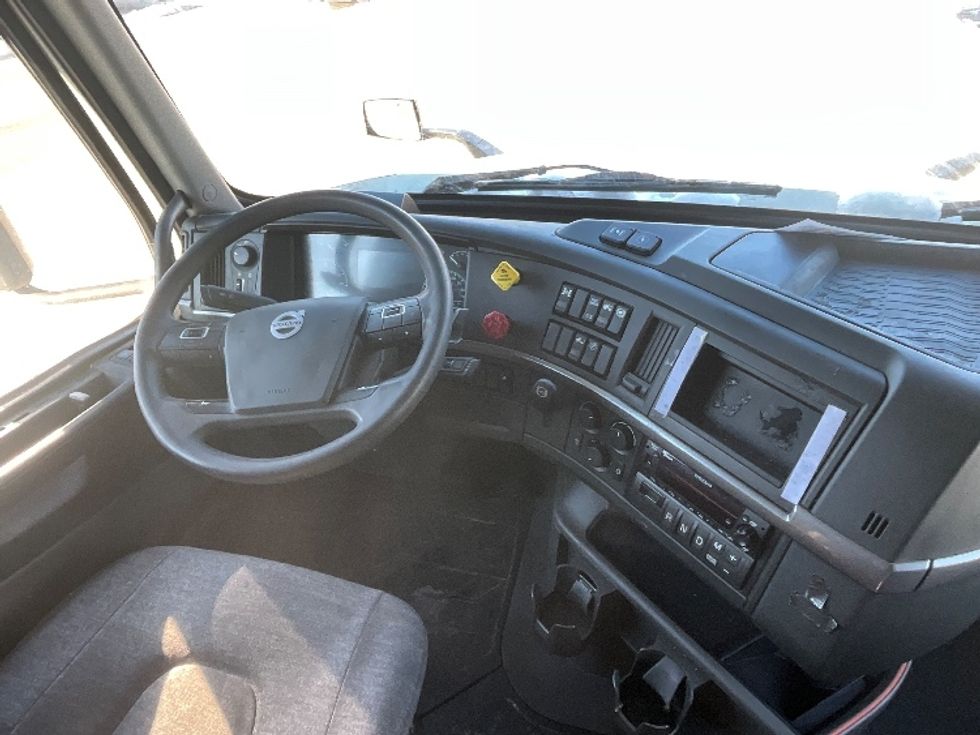 Sleeper Tractor-Heavy Duty Tractors-Volvo-2022-VNL64760-Reading-PA-611,341\n\t\tmiles-$ 59,250 - Image 11