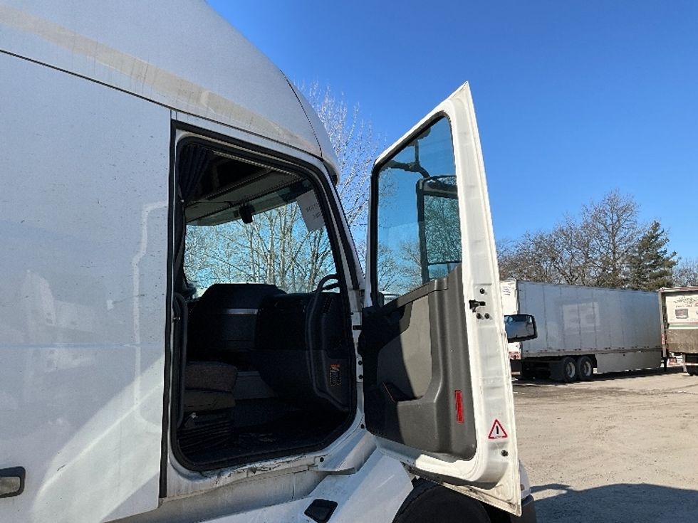 Sleeper Tractor-Heavy Duty Tractors-Volvo-2022-VNL64760-Reading-PA-611,341\n\t\tmiles-$ 59,250 - Image 13