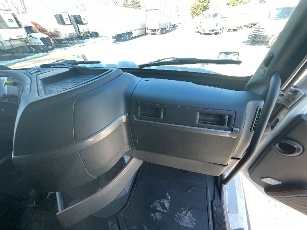 Sleeper Tractor-Heavy Duty Tractors-Volvo-2022-VNL64760-Reading-PA-611,341\n\t\tmiles-$ 59,250 - Image 14