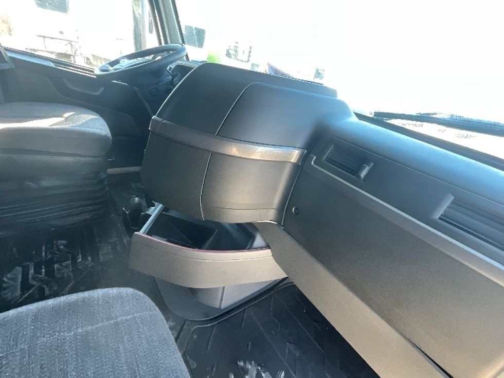 Sleeper Tractor-Heavy Duty Tractors-Volvo-2022-VNL64760-Reading-PA-611,341\n\t\tmiles-$ 59,250 - Image 15