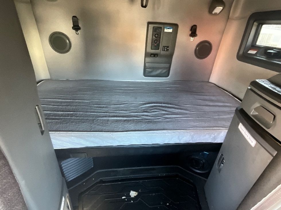 Sleeper Tractor-Heavy Duty Tractors-Volvo-2022-VNL64760-Reading-PA-611,341\n\t\tmiles-$ 59,250 - Image 16