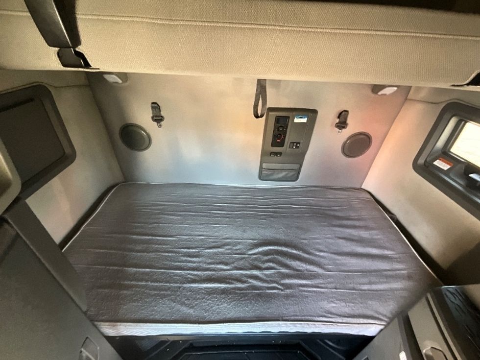 Sleeper Tractor-Heavy Duty Tractors-Volvo-2022-VNL64760-Reading-PA-611,341\n\t\tmiles-$ 59,250 - Image 17