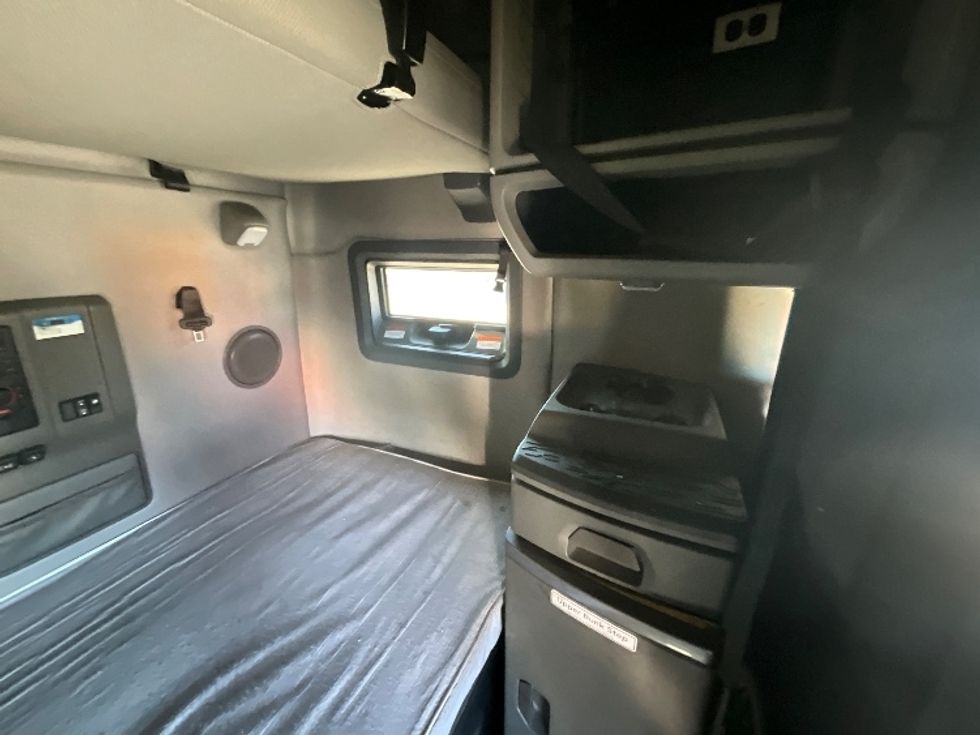 Sleeper Tractor-Heavy Duty Tractors-Volvo-2022-VNL64760-Reading-PA-611,341\n\t\tmiles-$ 59,250 - Image 18