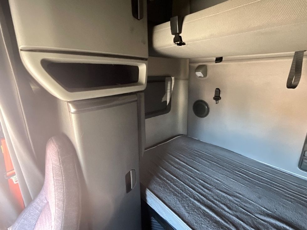 Sleeper Tractor-Heavy Duty Tractors-Volvo-2022-VNL64760-Reading-PA-611,341\n\t\tmiles-$ 59,250 - Image 19