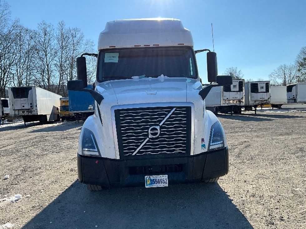 Sleeper Tractor-Heavy Duty Tractors-Volvo-2022-VNL64760-Reading-PA-611,341\n\t\tmiles-$ 59,250 - Image 2