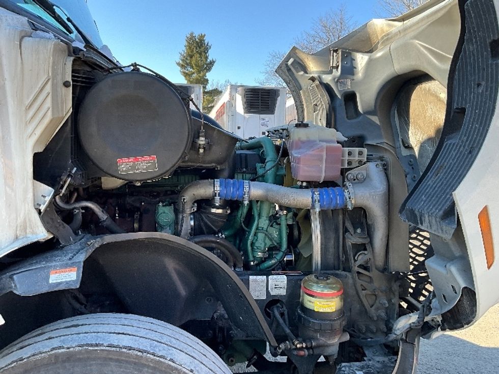 Sleeper Tractor-Heavy Duty Tractors-Volvo-2022-VNL64760-Reading-PA-611,341\n\t\tmiles-$ 59,250 - Image 20