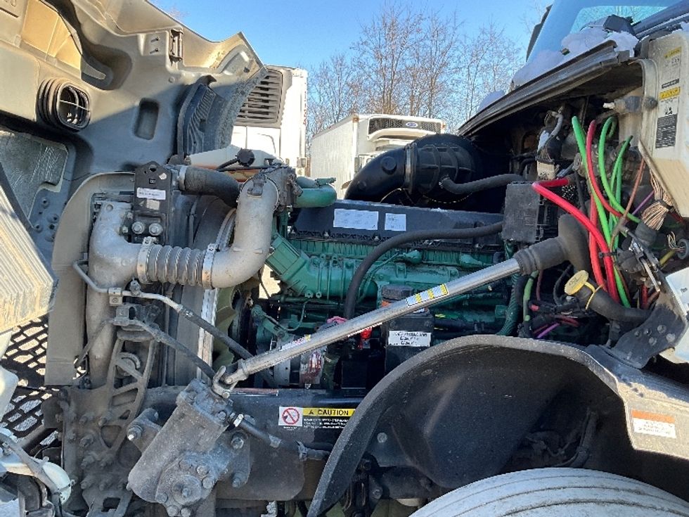 Sleeper Tractor-Heavy Duty Tractors-Volvo-2022-VNL64760-Reading-PA-611,341\n\t\tmiles-$ 59,250 - Image 21