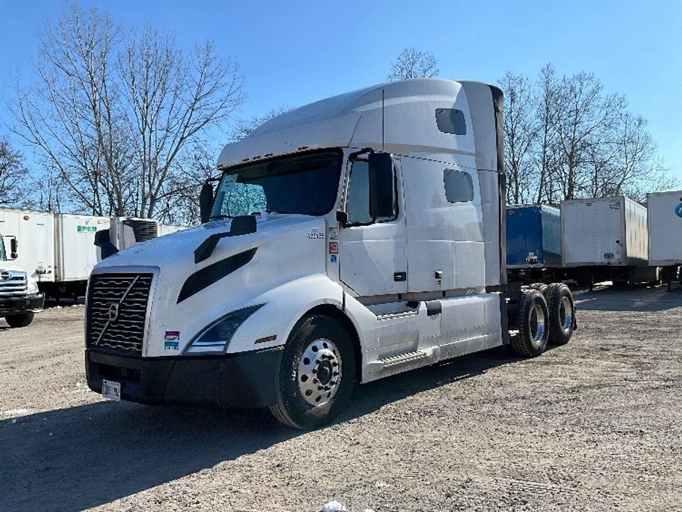 Sleeper Tractor-Heavy Duty Tractors-Volvo-2022-VNL64760-Reading-PA-611,341\n\t\tmiles-$ 59,250 - Image 3