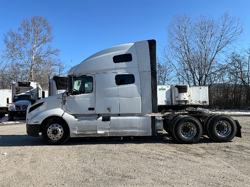 Sleeper Tractor-Heavy Duty Tractors-Volvo-2022-VNL64760-Reading-PA-611,341\n\t\tmiles-$ 59,250 - Image 4