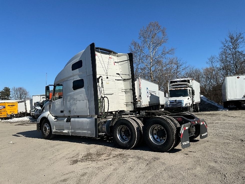 Sleeper Tractor-Heavy Duty Tractors-Volvo-2022-VNL64760-Reading-PA-611,341\n\t\tmiles-$ 59,250 - Image 5