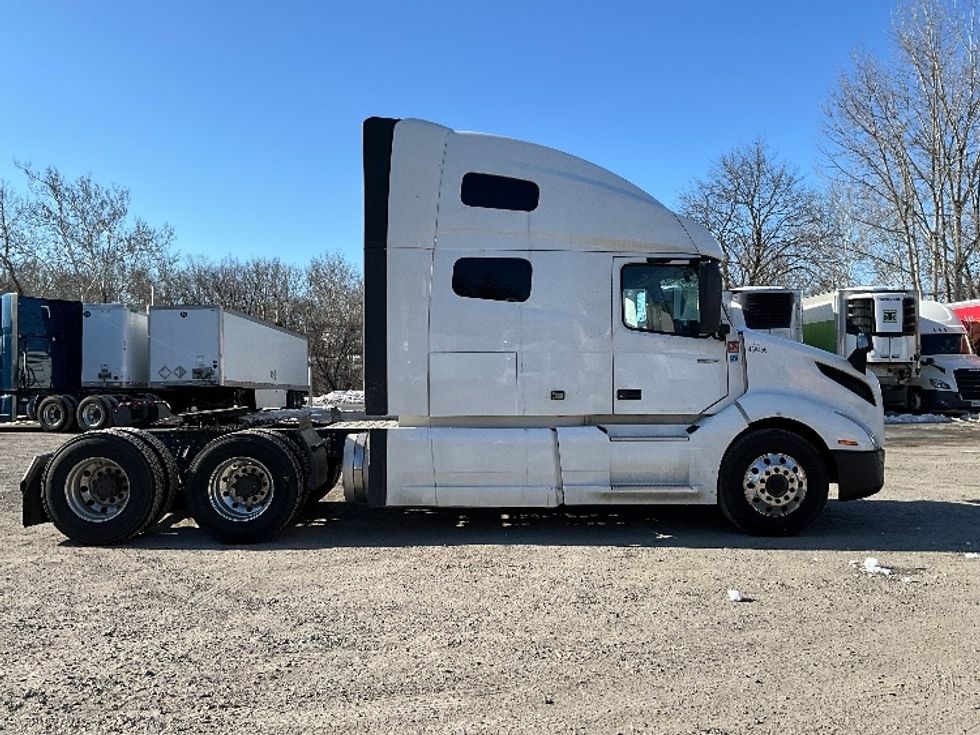 Sleeper Tractor-Heavy Duty Tractors-Volvo-2022-VNL64760-Reading-PA-611,341\n\t\tmiles-$ 59,250 - Image 8