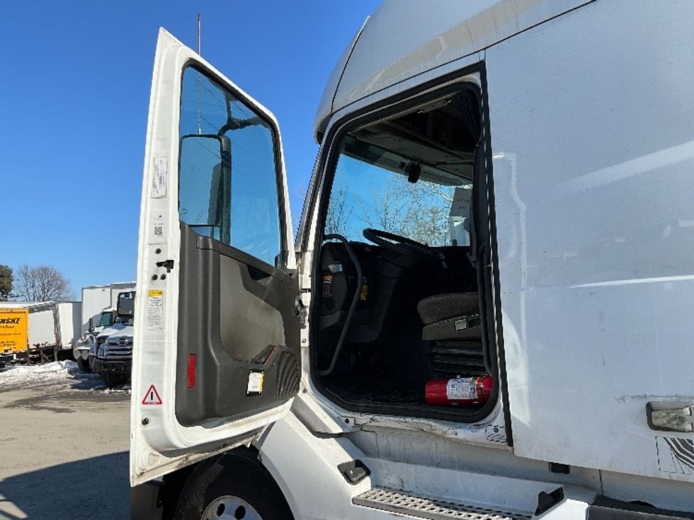 Sleeper Tractor-Heavy Duty Tractors-Volvo-2022-VNL64760-Reading-PA-611,341\n\t\tmiles-$ 59,250 - Image 9