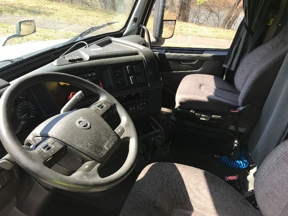 Sleeper Tractor-Heavy Duty Tractors-Volvo-2022-VNL64760-Reading-PA-615,049\n\t\tmiles-$ 59,000 - Image 10