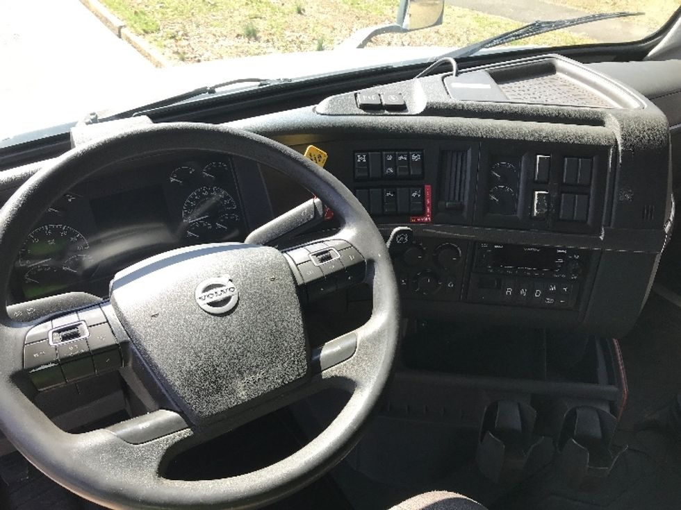 Sleeper Tractor-Heavy Duty Tractors-Volvo-2022-VNL64760-Reading-PA-615,049\n\t\tmiles-$ 59,000 - Image 11