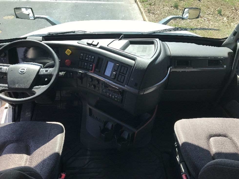 Sleeper Tractor-Heavy Duty Tractors-Volvo-2022-VNL64760-Reading-PA-615,049\n\t\tmiles-$ 59,000 - Image 12