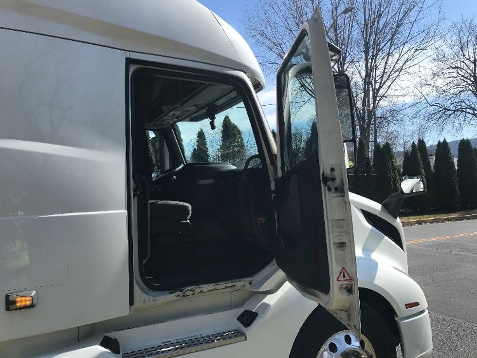 Sleeper Tractor-Heavy Duty Tractors-Volvo-2022-VNL64760-Reading-PA-615,049\n\t\tmiles-$ 59,000 - Image 13