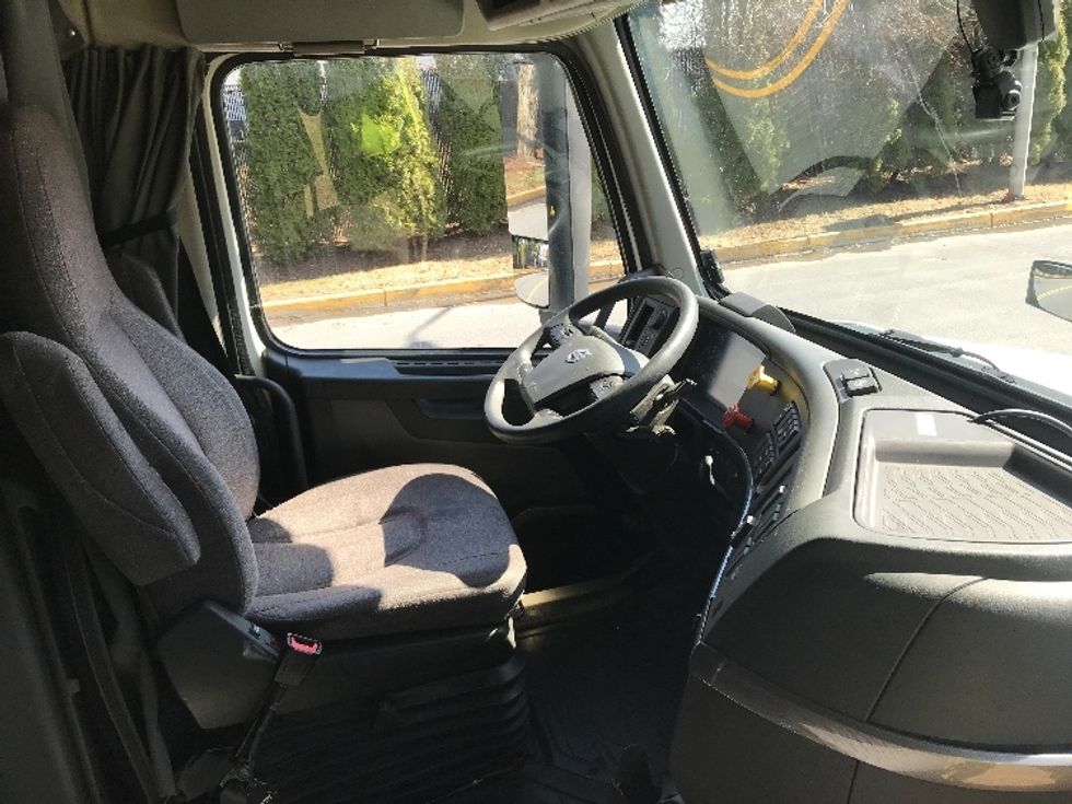 Sleeper Tractor-Heavy Duty Tractors-Volvo-2022-VNL64760-Reading-PA-615,049\n\t\tmiles-$ 59,000 - Image 15