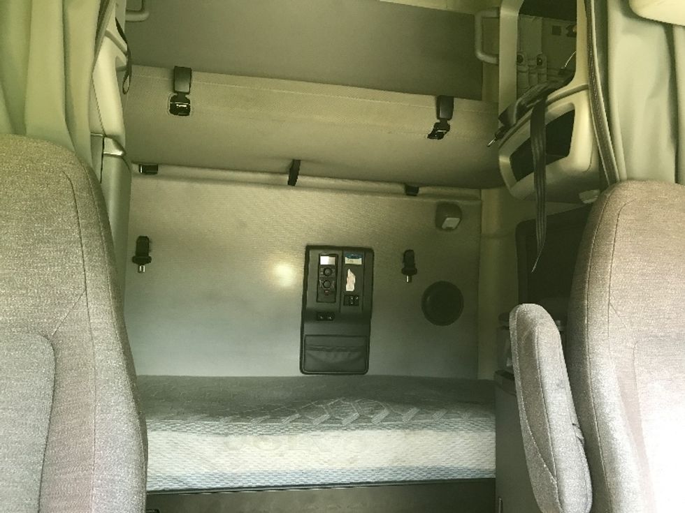 Sleeper Tractor-Heavy Duty Tractors-Volvo-2022-VNL64760-Reading-PA-615,049\n\t\tmiles-$ 59,000 - Image 16