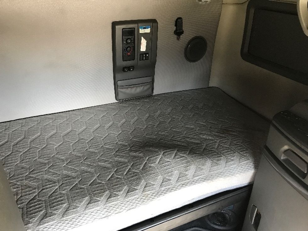 Sleeper Tractor-Heavy Duty Tractors-Volvo-2022-VNL64760-Reading-PA-615,049\n\t\tmiles-$ 59,000 - Image 17