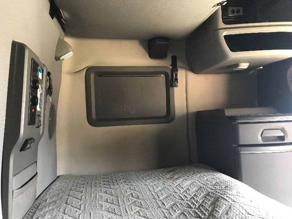 Sleeper Tractor-Heavy Duty Tractors-Volvo-2022-VNL64760-Reading-PA-615,049\n\t\tmiles-$ 59,000 - Image 18